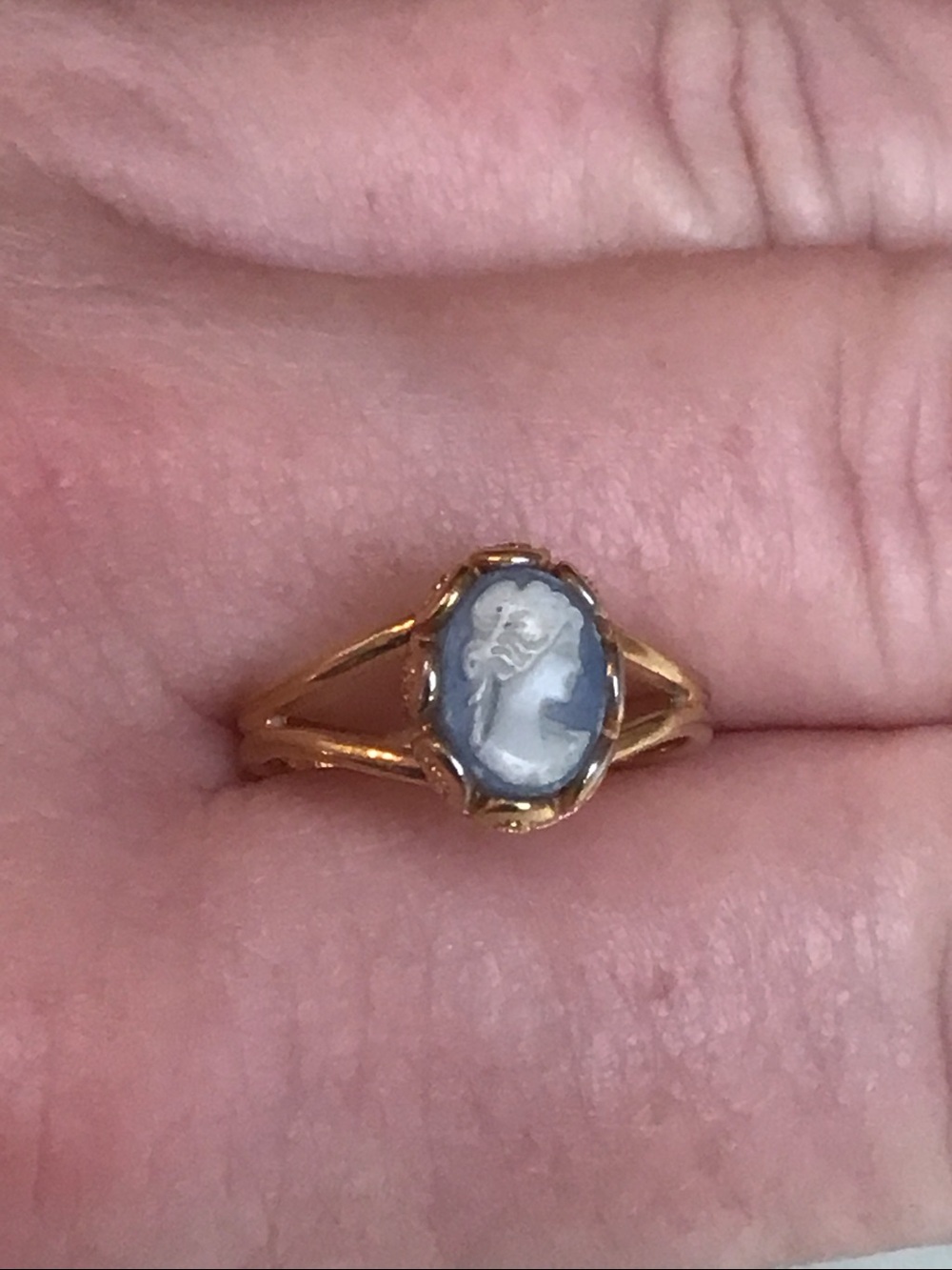Vintage Avon Victorian Cameo Silhouette Ring, Gold-toned Blue/White, adjustable - Picture 7 of 10